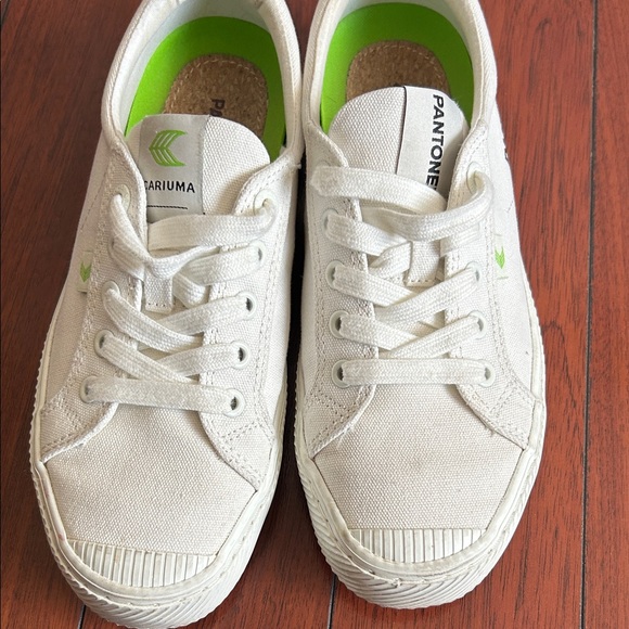 Cariuma White Sneakers - Picture 6 of 6